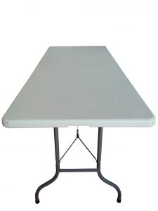 Rechteckiger Tisch aus weißem Polyethylen