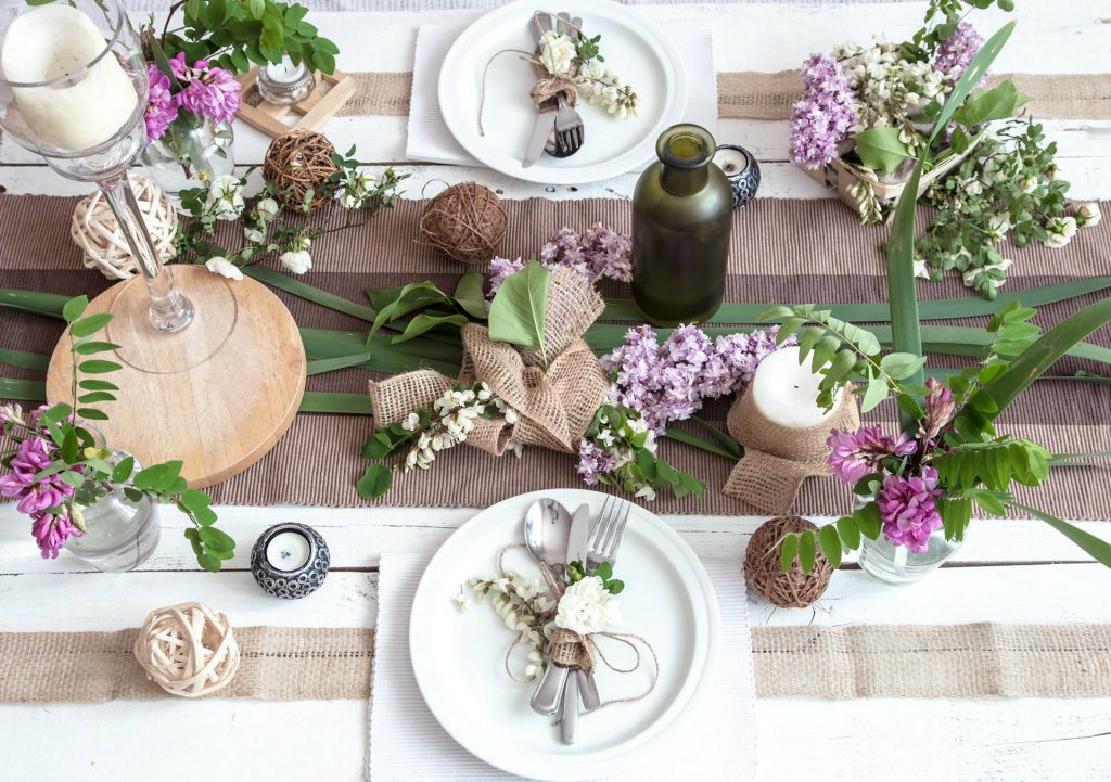 Sommerlich eingedeckter Tisch in Natur- und Lilatönen