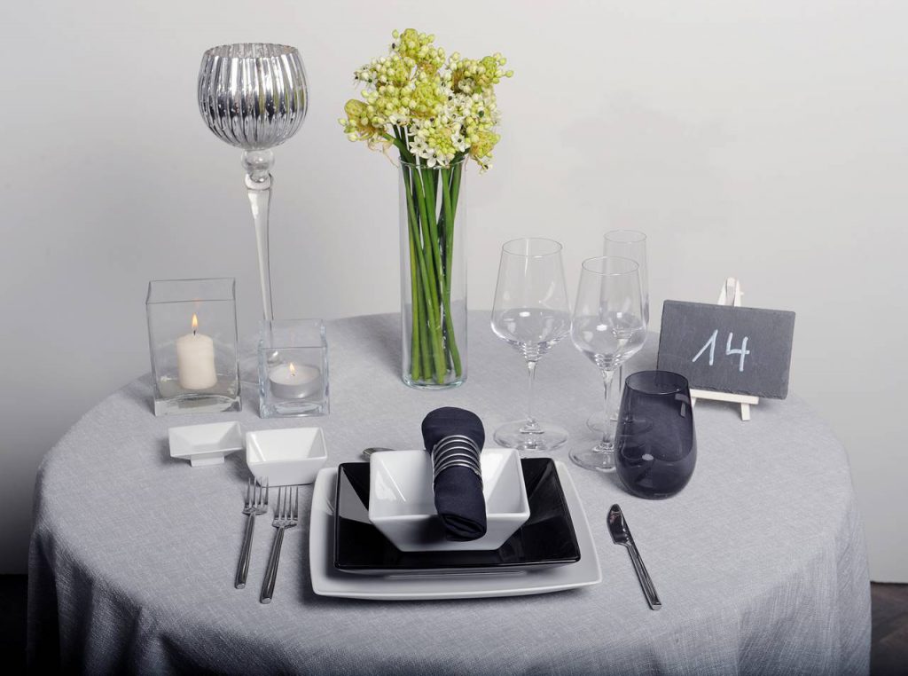 Eingedeckter Tisch in schwarz, weiß und grau