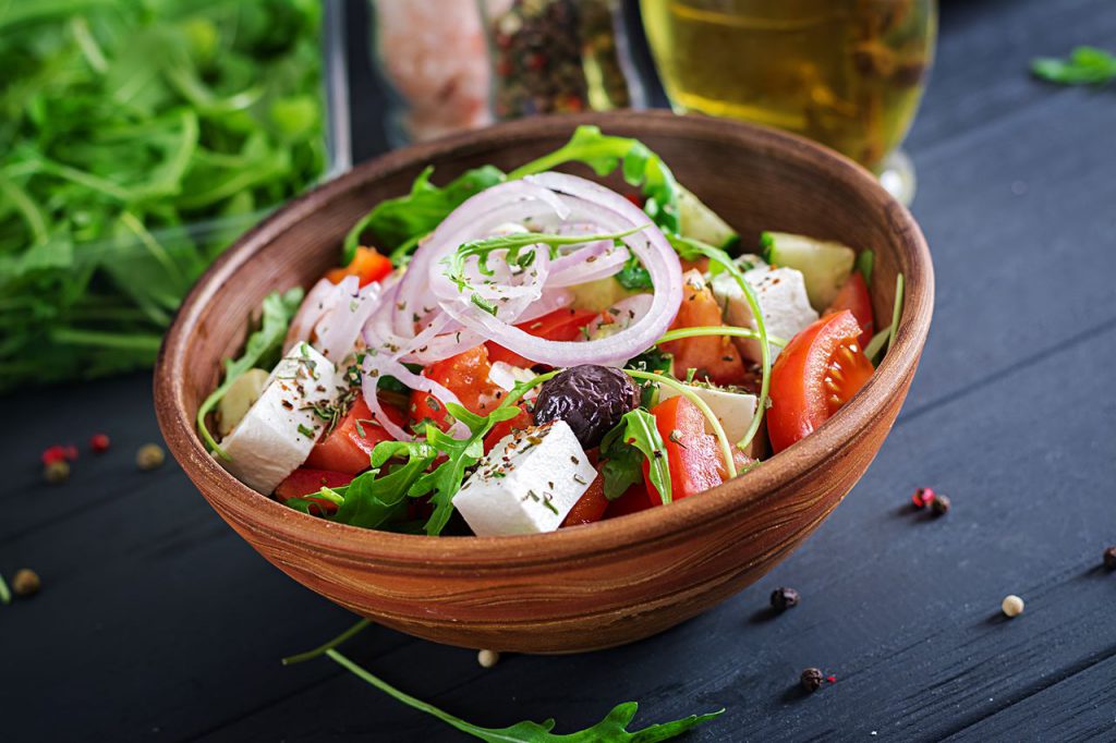 Griechischer Salat in Steingutschälchen